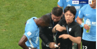 泰山vs英博第24分钟，英博外援马马杜伤退，晋鹏翔替补登场