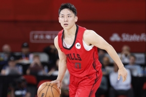 王健：河村夏联后三场都有不错表现 但能否拿到双向合同就看天了