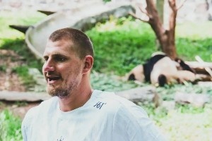 偷感十足😅掘金官推打趣约基奇约会大熊猫：别让他的那些马知道