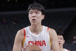 由于周琦情况待定 中国男篮更需杨瀚森在中锋位置扮演更重的角色