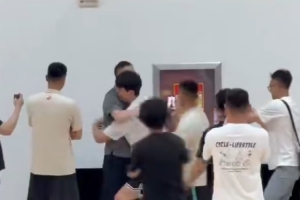 重回青岛男篮训练基地😍杨瀚森与刘维伟热情相拥 两人打趣交流