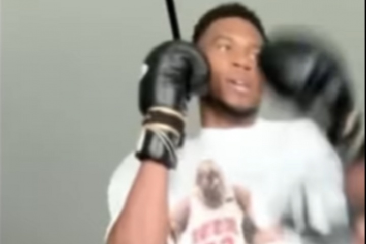 修炼新技能🥊字母哥和妻子一起训练拳击😂穿着乔丹摊手的T恤