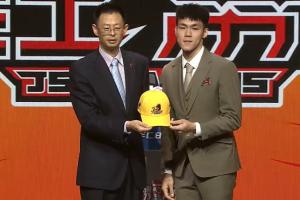 😎探花水不了？2025CBA选秀大会：江苏用探花签选中庞峥麟