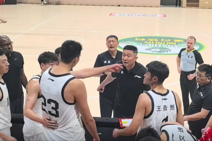 徐昕和杜锋冲突？昨日团结杯暂停两人正面对峙 后被队友推开