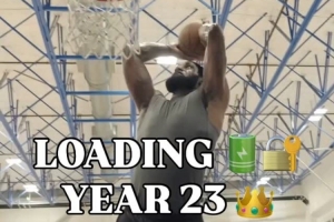 备战第23季👑训练师晒詹姆斯训练集锦 连续暴扣+后仰跳投🏀