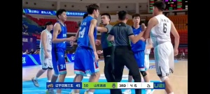 完全控制不住🤯！辽宁&山东U21男篮大规模冲突 比赛提前结束...
