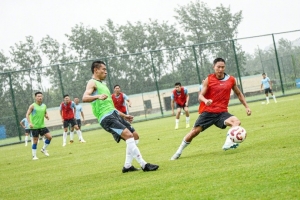 邂逅大雨中的“浪漫”🌧️⚽️不惧台风影响，申花大雨中训练