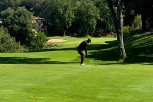 养生之道⛳️詹姆斯晒打高尔夫片段 随后再次泡冰水浴恢复身体