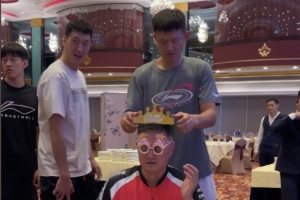 广东全运男篮一起为杜锋庆生 周鹏为其戴生日帽 和徐昕握手交流