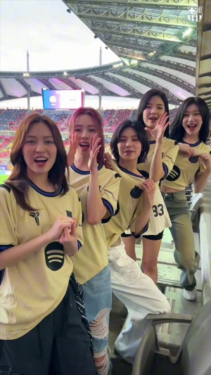 小姐姐们好美😘韩国女团ITZY担任巴萨vs首尔FC惊喜嘉宾