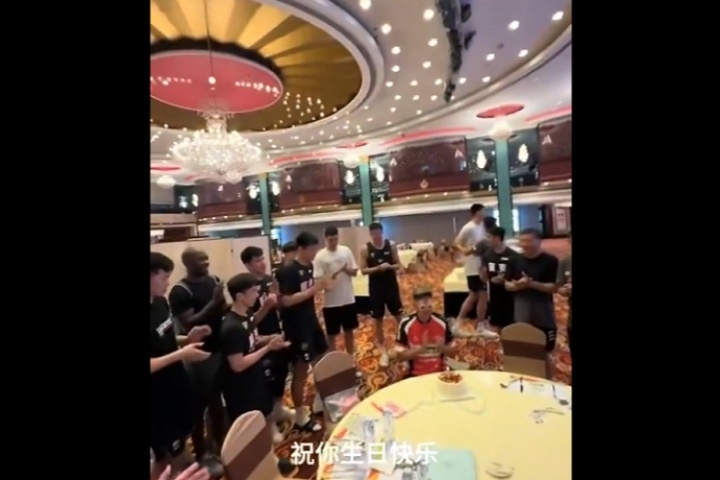 👀广东为杜锋唱生日歌 徐昕面色不善试图提前离场被拽回！