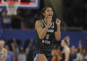 WNBA观众投掷绿色假阳具！里斯调侃对手：你为啥到处扔这玩意
