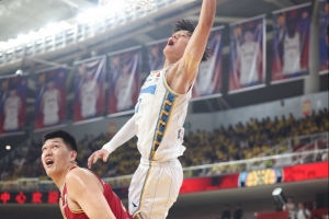 媒体人：曾凡博原有意今夏再次挑战NBA CBA半决赛受伤打乱了计划