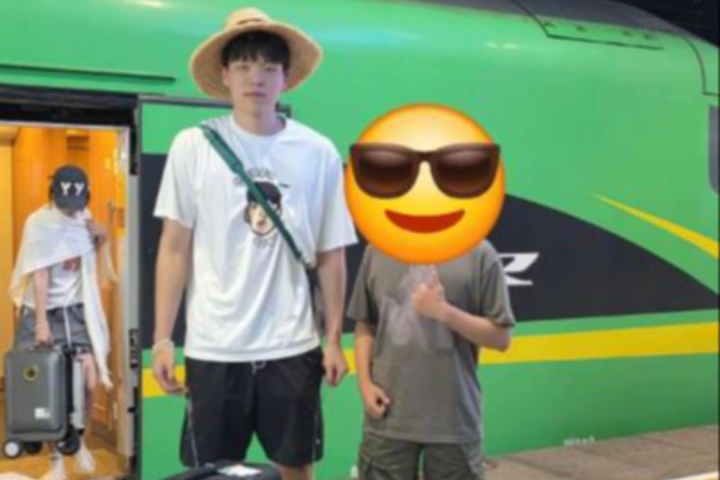 网友在新疆偶遇杨瀚森😂女友的草帽在他头上太小啦