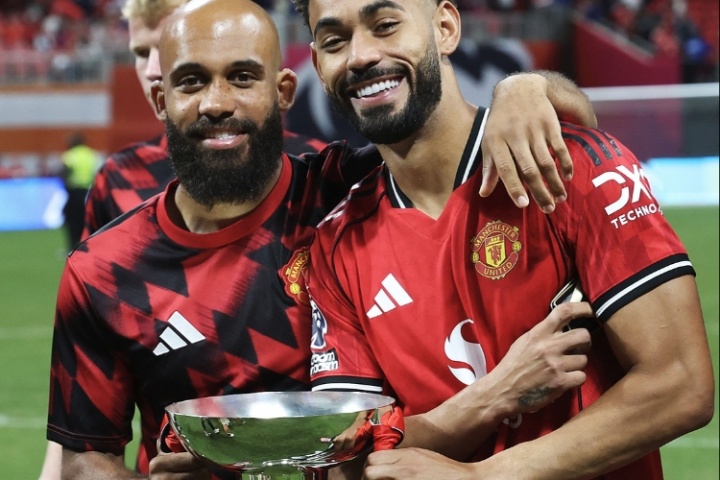 只是开始！曼联不败夺夏季赛冠军 新援姆贝莫&库尼亚捧杯合影🏆