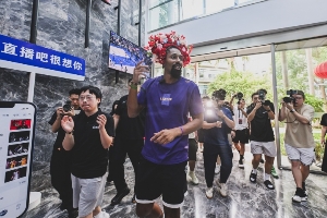NBA球星丁威迪空降直播吧 沉浸式体验闽南文化 学会爱拼才会赢！