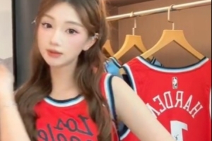 开心！美女主持人魏欣怡：一枚拿到哈登亲签的快乐女登蜜😗