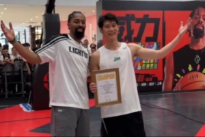 丁威迪中国行—丁威迪现身观战王牌球局 百分大战技术被丁局认可