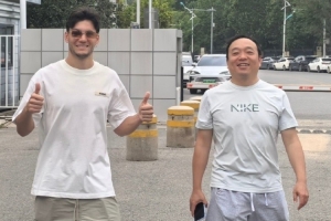 记者：萨尔瓦多受伤部位淤血严重，预计要两周后才能做复位手术