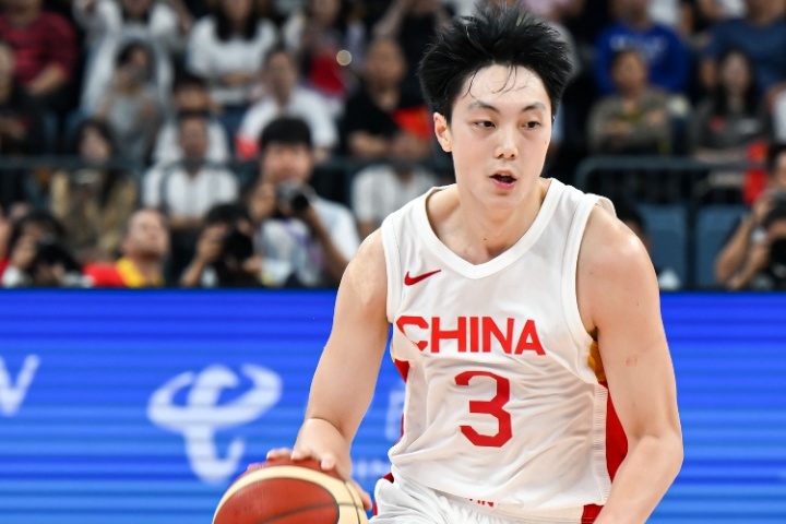 梦游！胡明轩首发28分钟 4投0中 仅靠罚球得到2分 多次离奇表现