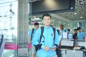 球队启程前往郑州✈ 客战河南蓄势待发💪