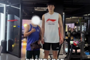 不忘训练💪！杨瀚森在佛山某健身房花35元练习一个多小时