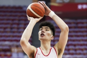 媒体人：中国男篮可接受韩国在内线得一些分数 但三分线外不能给