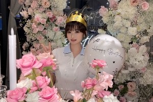 🎂杨瀚森女友晒照庆23岁生日👻网友从窗户剪影抓到小杨