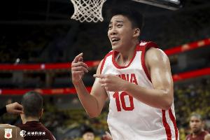 媒体人：王俊杰的成熟度远超同龄人 他会是男篮四号位的答案吗？