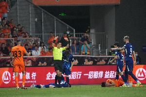 因在比赛中被冲撞头部后出现短暂晕眩，张祥硕已送往医院检查