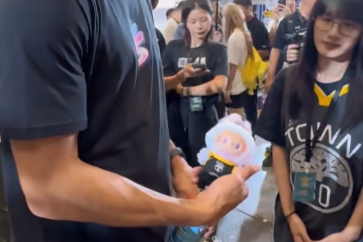 别人一娃难求你免费拿😂女球迷送库里定制版潮玩Labubu