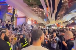深夜炸街！库里造访重庆八一路好吃街 街道两边挤满了球迷