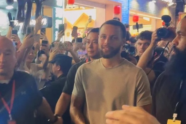这人气！库里现身重庆景点十八梯 大批球迷聚集高喊MVP