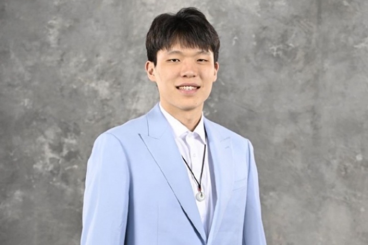 加油！杨瀚森更新微博头像 从小丑约基奇换成了西装杨瀚森