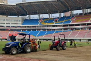 湘媒：湖南省足球联赛长沙主场贺龙体育馆新草坪即将完成铺设