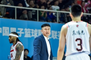 杨毅：胡明轩一球不进时郭士强坚持用他 换成杜锋早被骂亲儿子了