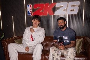 排面！2K主管罗尼邀请众多新秀抢先试玩2K26 杨瀚森单独与其合照