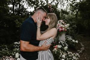 “入赘”成功💍泰勒-斯威夫特宣布与“NFL瓦兰”凯尔西订婚！