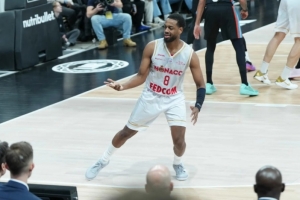 这也太准了！洛伊德14中9&7记三分球轰下32分 正负值+18