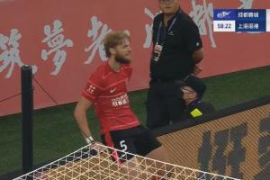 再度拉开比分！莱切特后点头球破门，蓉城4-1领先海港