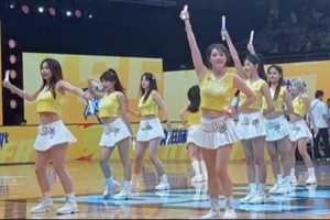 青春活力！媒体人晒亚洲大学生篮球联赛啦啦队的表演视频
