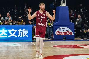 尽力了！贝尔坦斯13中5&三分10中4拿到16分 另有10板1助2断1帽