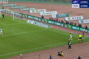 连续6轮破门！池忠国回传送礼，瓦科破门泰山1-0领先国安！