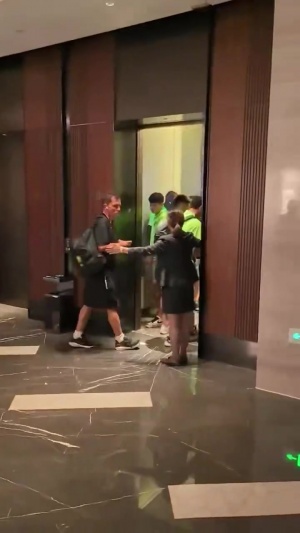 📹王刚&张玉宁与球迷冲突完整版：从电梯冲出来与球迷对喷