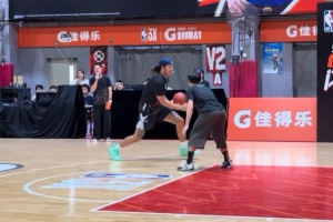 一通操作😂阿隆-戈登戏耍街球手鲁大诗