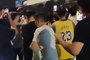 球迷在机场出口沿街追逐詹姆斯所乘车辆 部分冲击者被保安阻拦