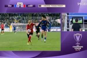 有惊无险！莱切特禁区内二次反弹球打手，主裁回看后维持不给点