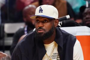 媒体人：如果詹姆斯真的要退役 那新赛季就是詹黑&詹蜜最后的狂欢