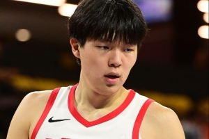 解说:G联盟比赛看下来 杨瀚森至少可以跟上节奏没有显得非常疲惫