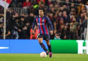 记者:孔德已经找弗里克交谈,并明确表达想踢中卫